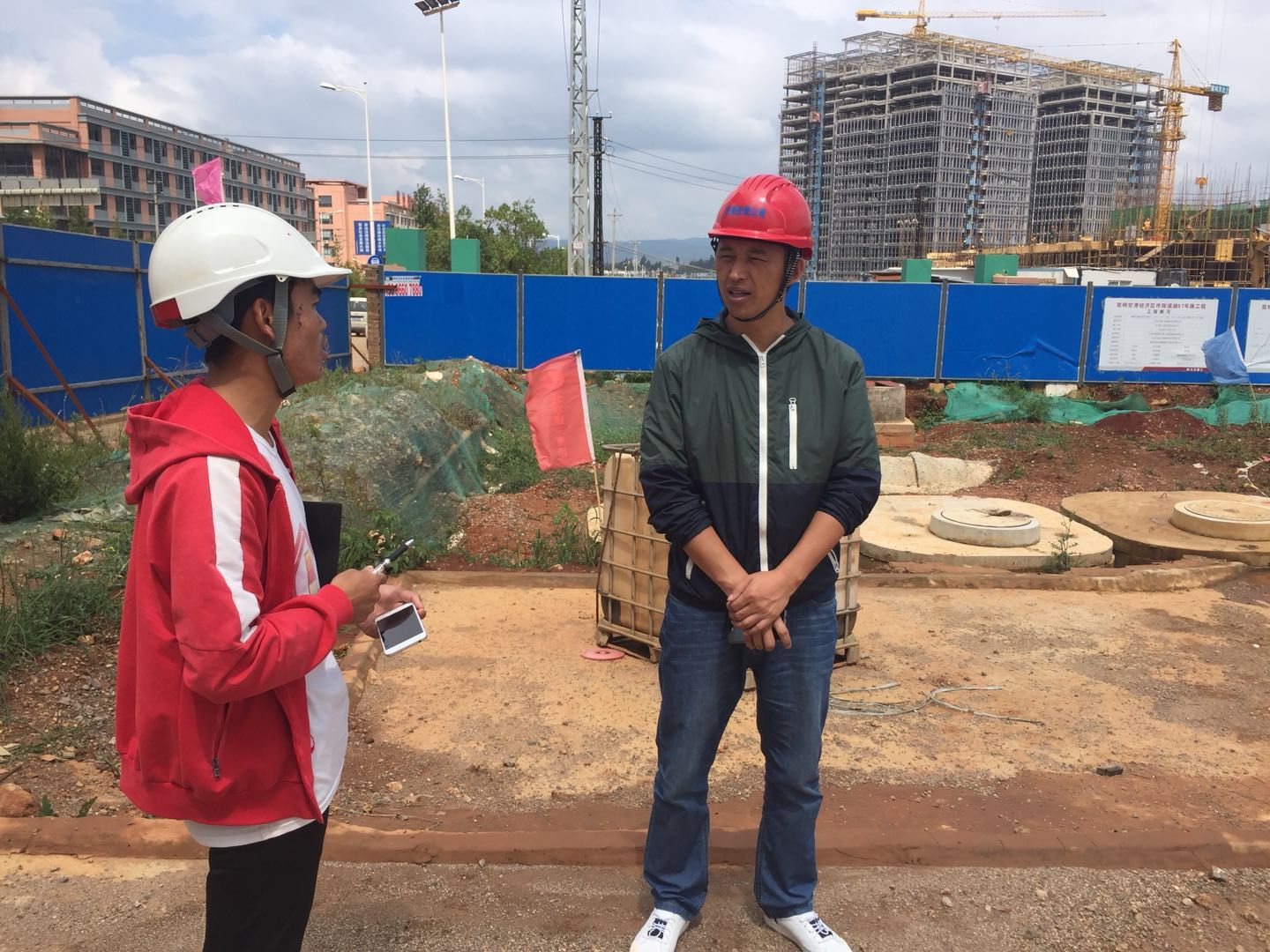 连小伟(右)在项目现场.jpg 连小伟(右)在项目现场.jpg